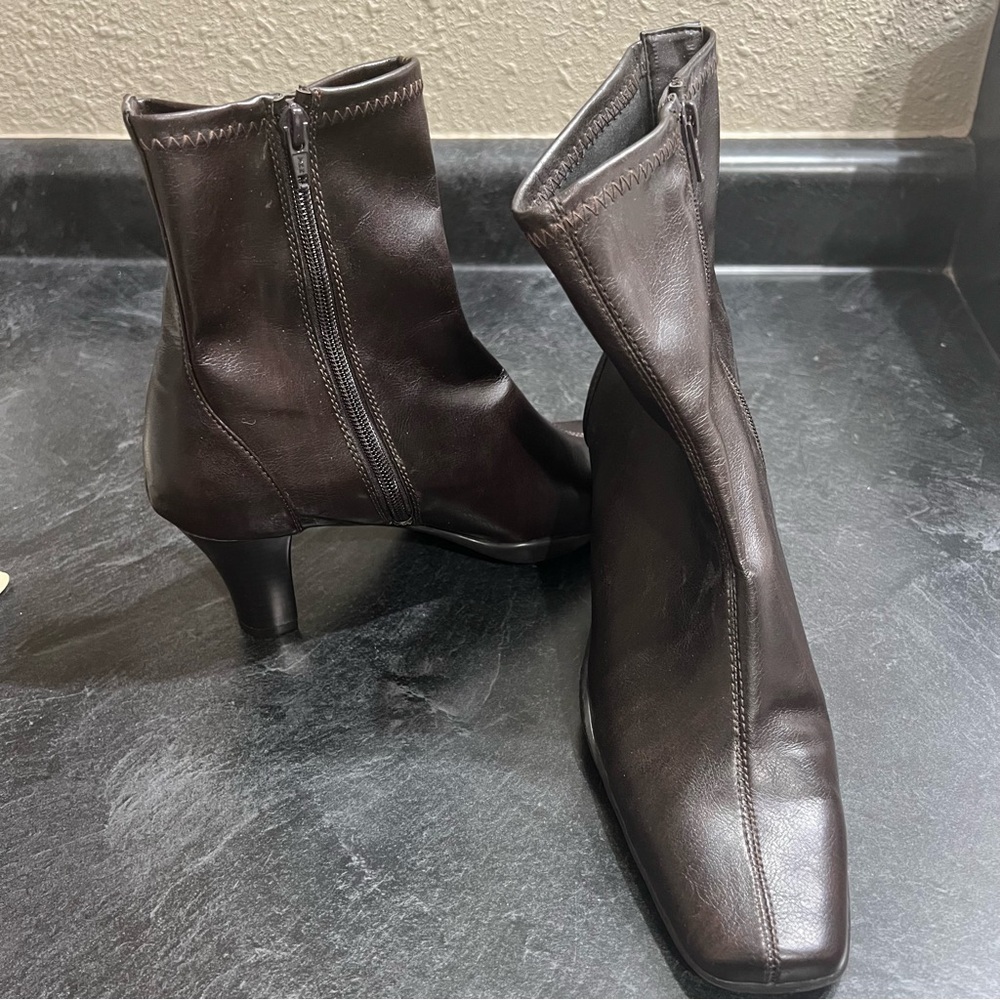 Brown High Ankle Boots Man Made Wm 9 Classic zip center seam slim silhouette